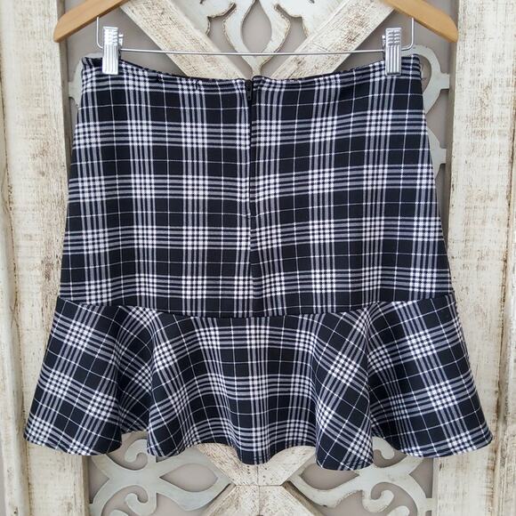 Jinx Women's Junior Ruffle Hem Plaid Skirt in Black & White Size Medium - Picture 4 of 5